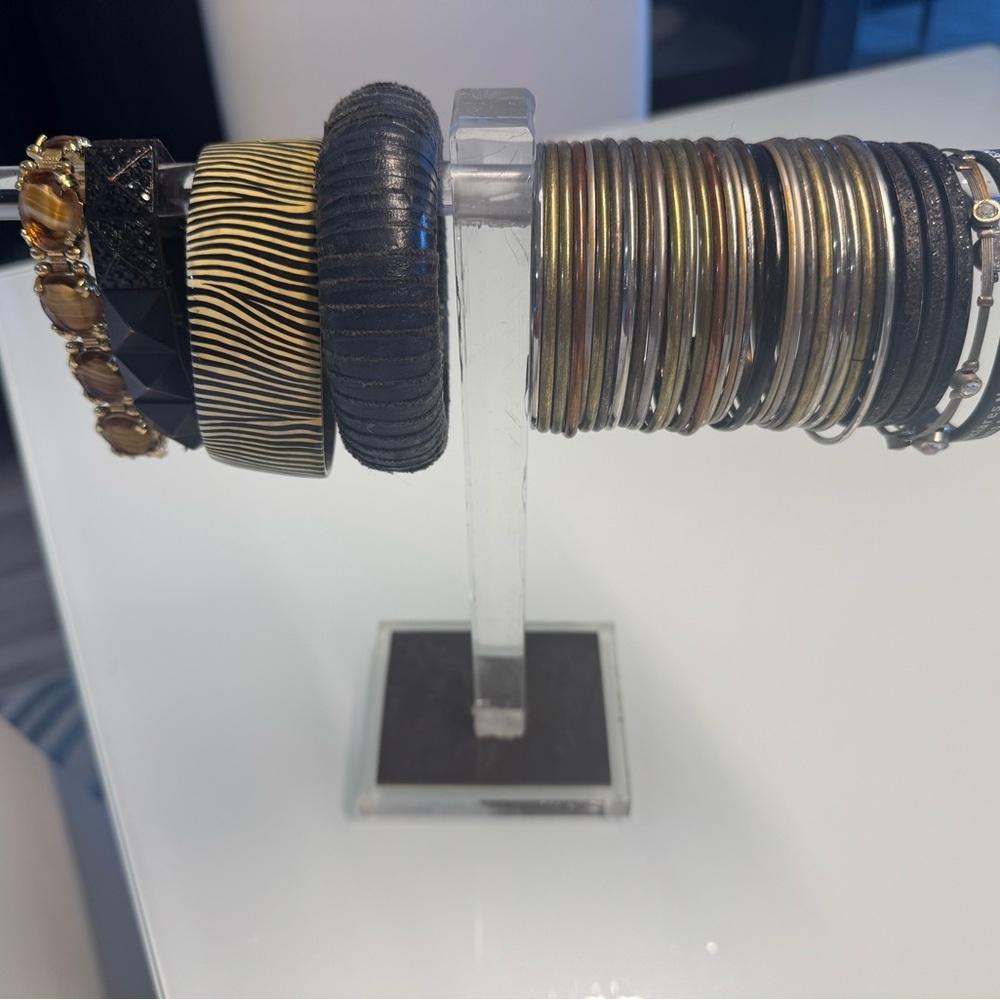 Chic Black and Gold Bangle Set